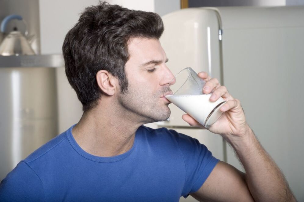 Un homme boit du lait